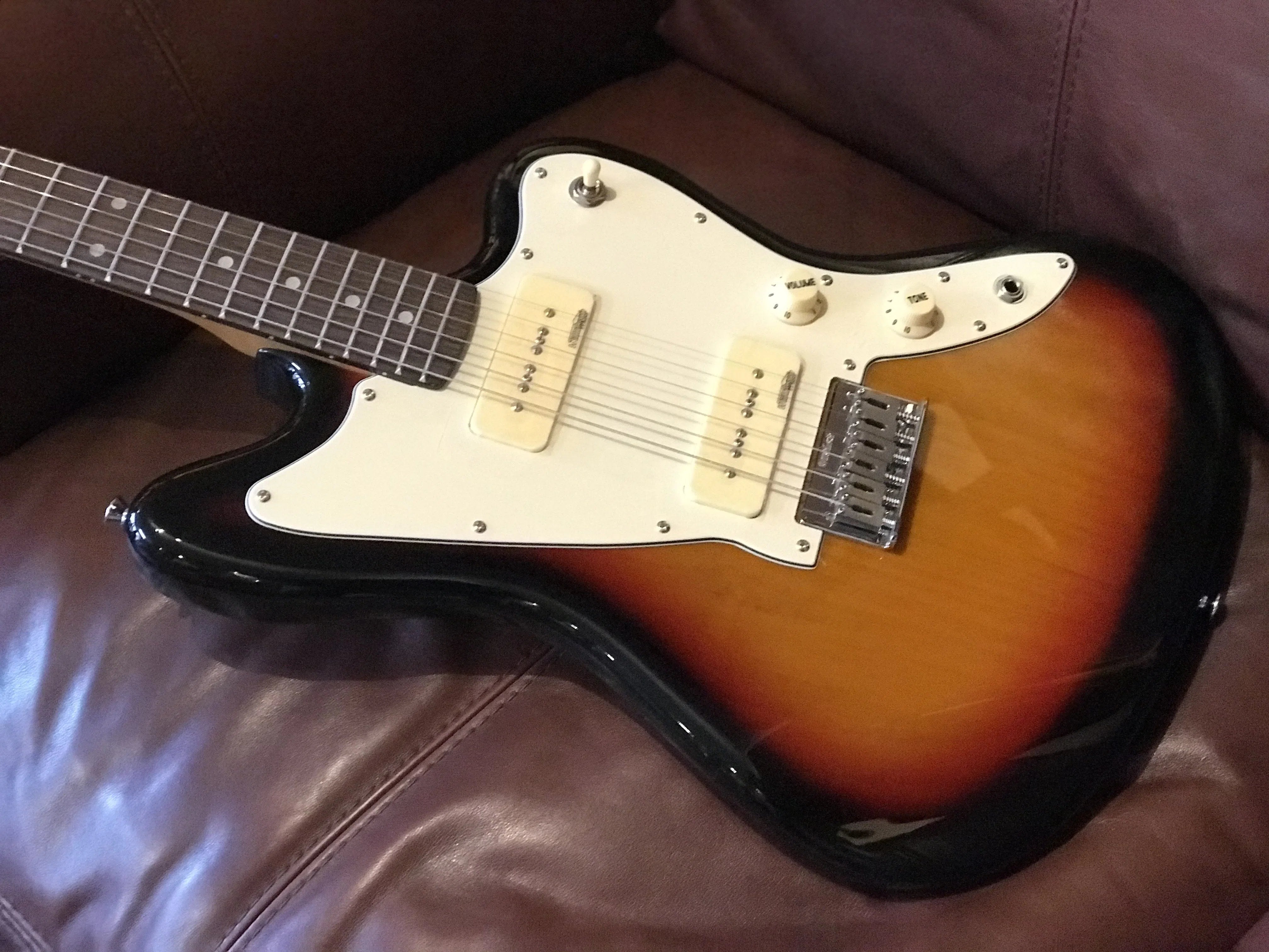 VINTAGE V65H TSB REISSUED HARD TAIL ELECTRIC GUITAR ~ TOBACCO SUNBURST, Guitare électrique en vente chez Richards Guitars.