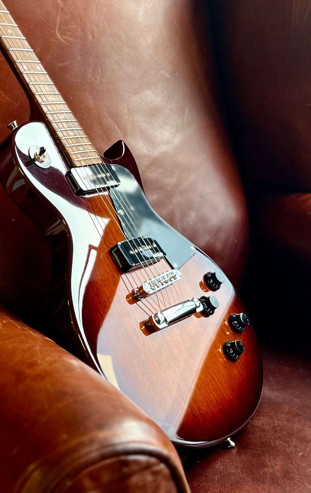 Vintage V120TB ReIssued Electric Guitar ~ Two Tone Sunburst, Guitare électrique en vente chez Richards Guitars.
