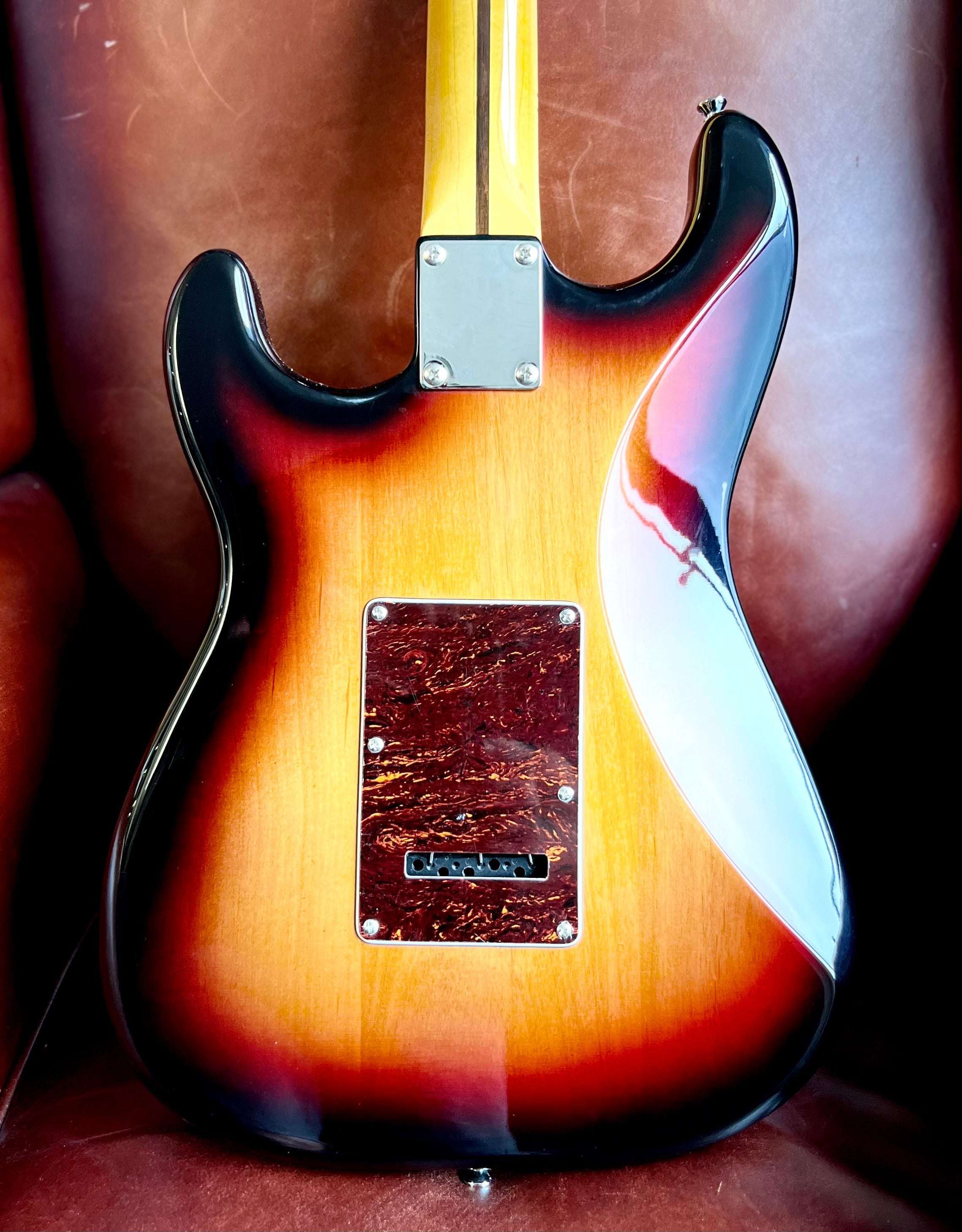 Vintage V6M ReIssued Electric Guitar ~ Sunburst, Guitare électrique en vente chez Richards Guitars.