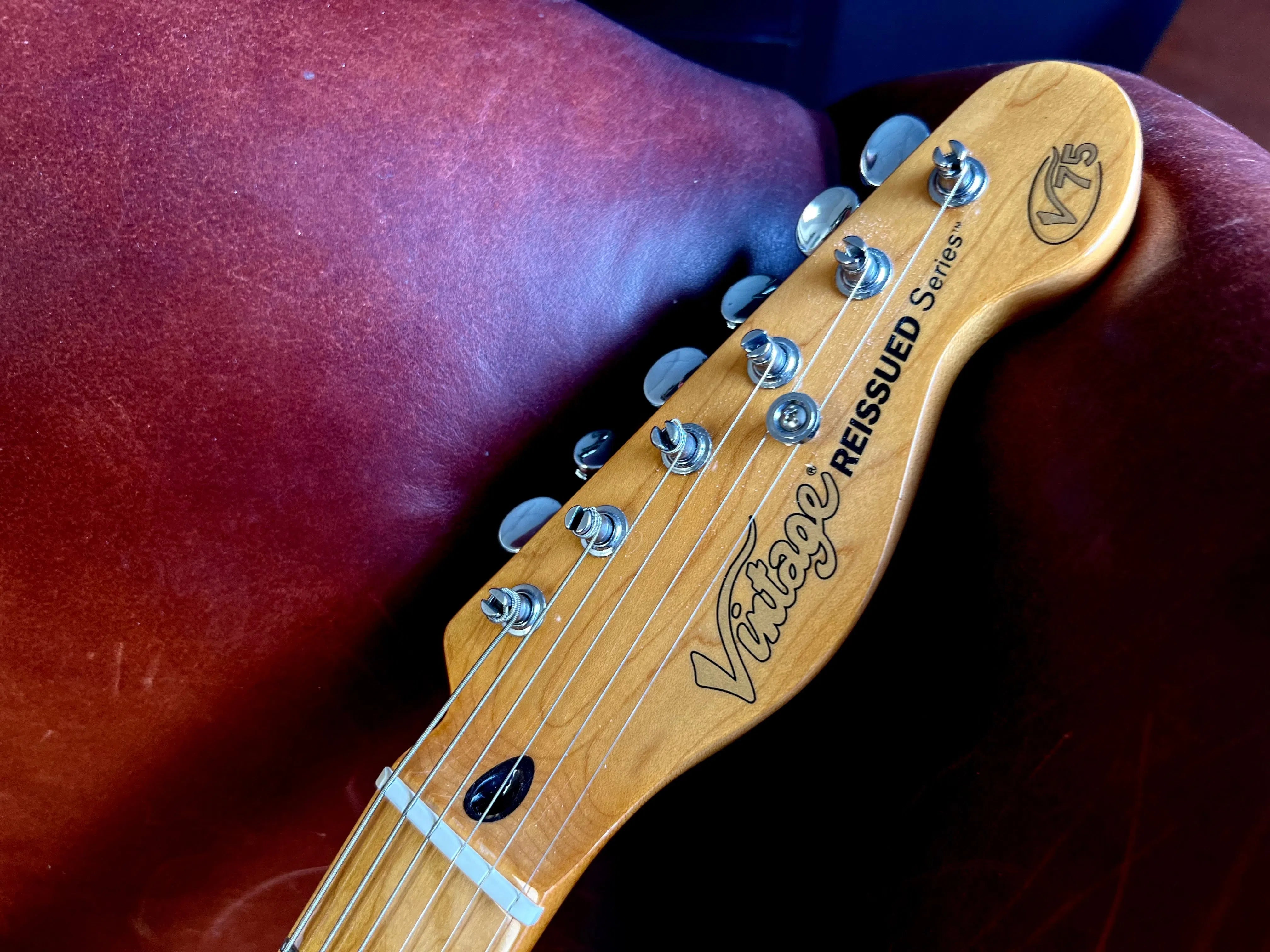 Vintage V75 ReIssued Electric Guitar ~ Boulevard Black, Guitare basse à vendre chez Richards Guitars.