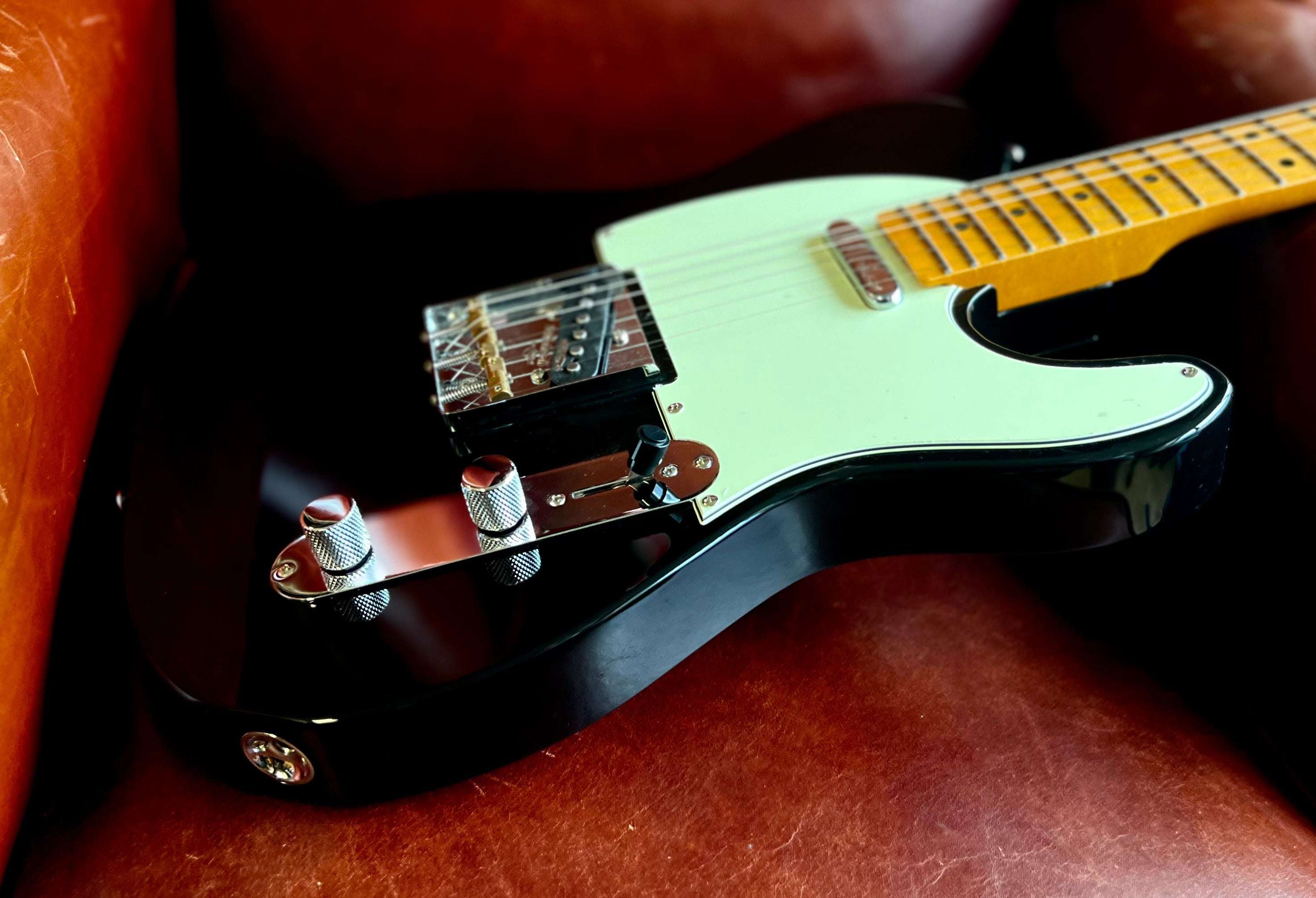 Vintage V75 ReIssued Electric Guitar ~ Boulevard Black, Guitare basse à vendre chez Richards Guitars.