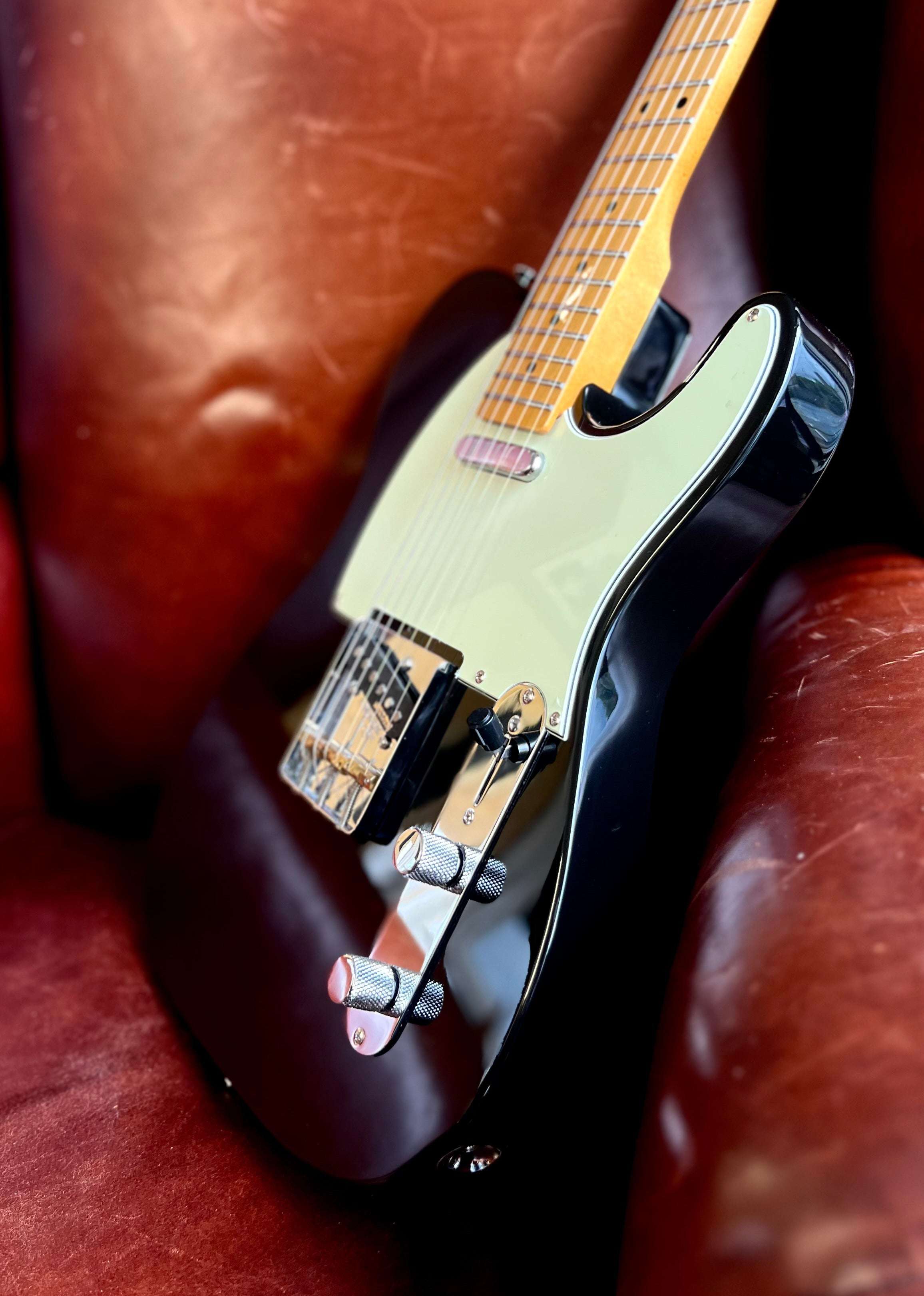 Vintage V75 ReIssued Electric Guitar ~ Boulevard Black, Guitare basse à vendre chez Richards Guitars.
