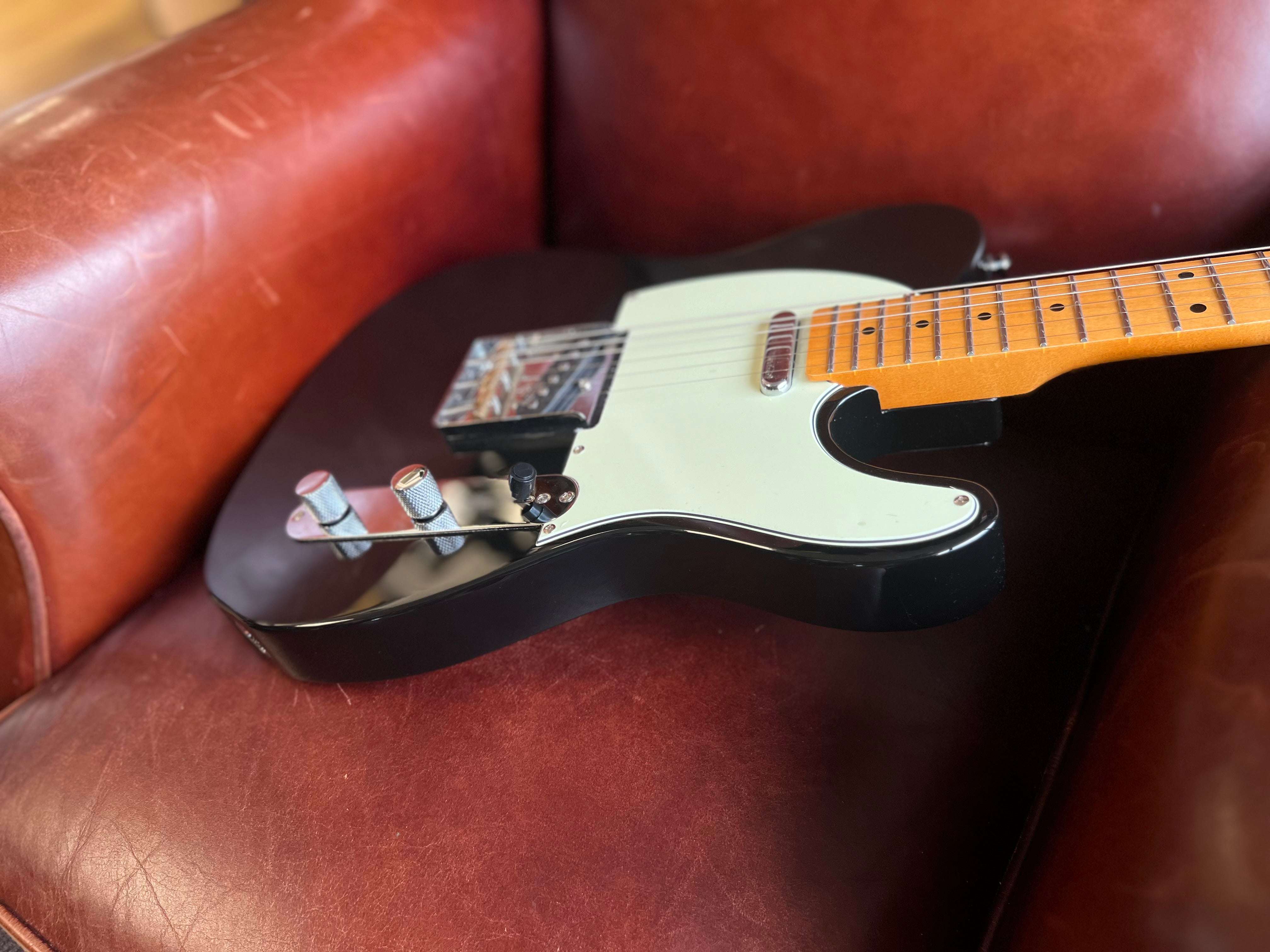 Vintage V75 ReIssued Electric Guitar ~ Boulevard Black, Guitare basse à vendre chez Richards Guitars.