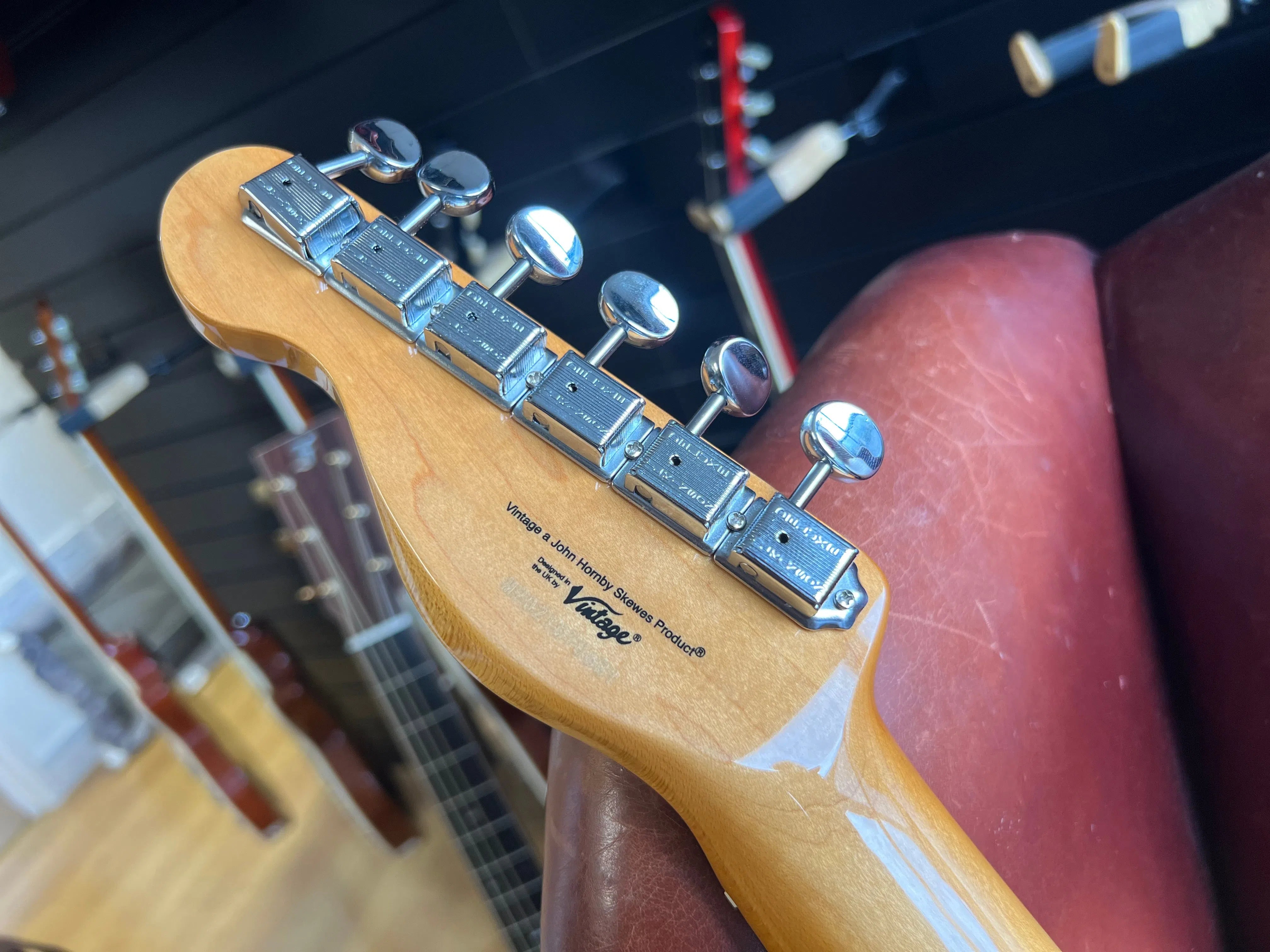 Vintage V75 ReIssued Electric Guitar ~ Boulevard Black, Guitare basse à vendre chez Richards Guitars.