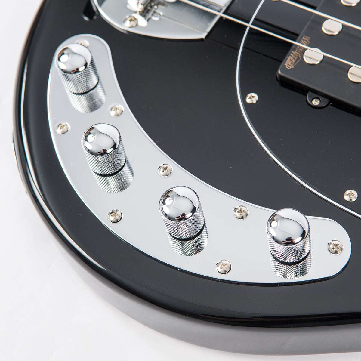 Vintage V96 ReIssued 4-String Active Bass ~ Black, Guitare Basse à vendre chez Richards Guitars.