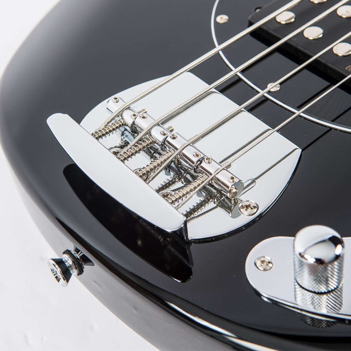 Vintage V96 ReIssued 4-String Active Bass ~ Black, Guitare Basse à vendre chez Richards Guitars.