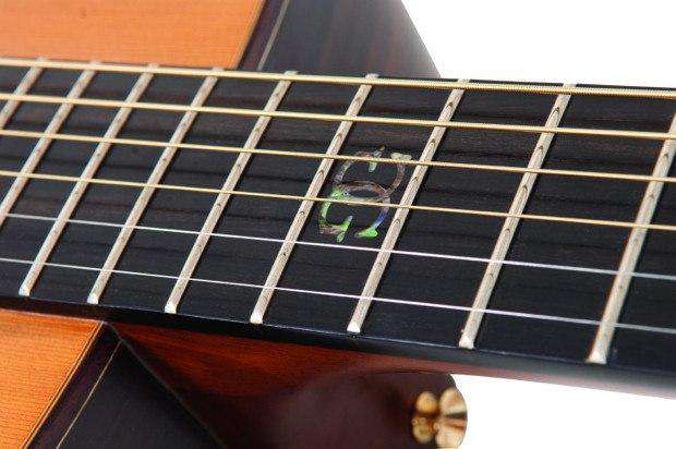 Vintage* VE2000DLX GORDON GILTRAP SIGNATURE DELUXE ELECTRO-ACOUSTIC GUITAR ~ NATURAL SATIN, Guitare Électro Acoustique en vente chez Richards Guitars.
