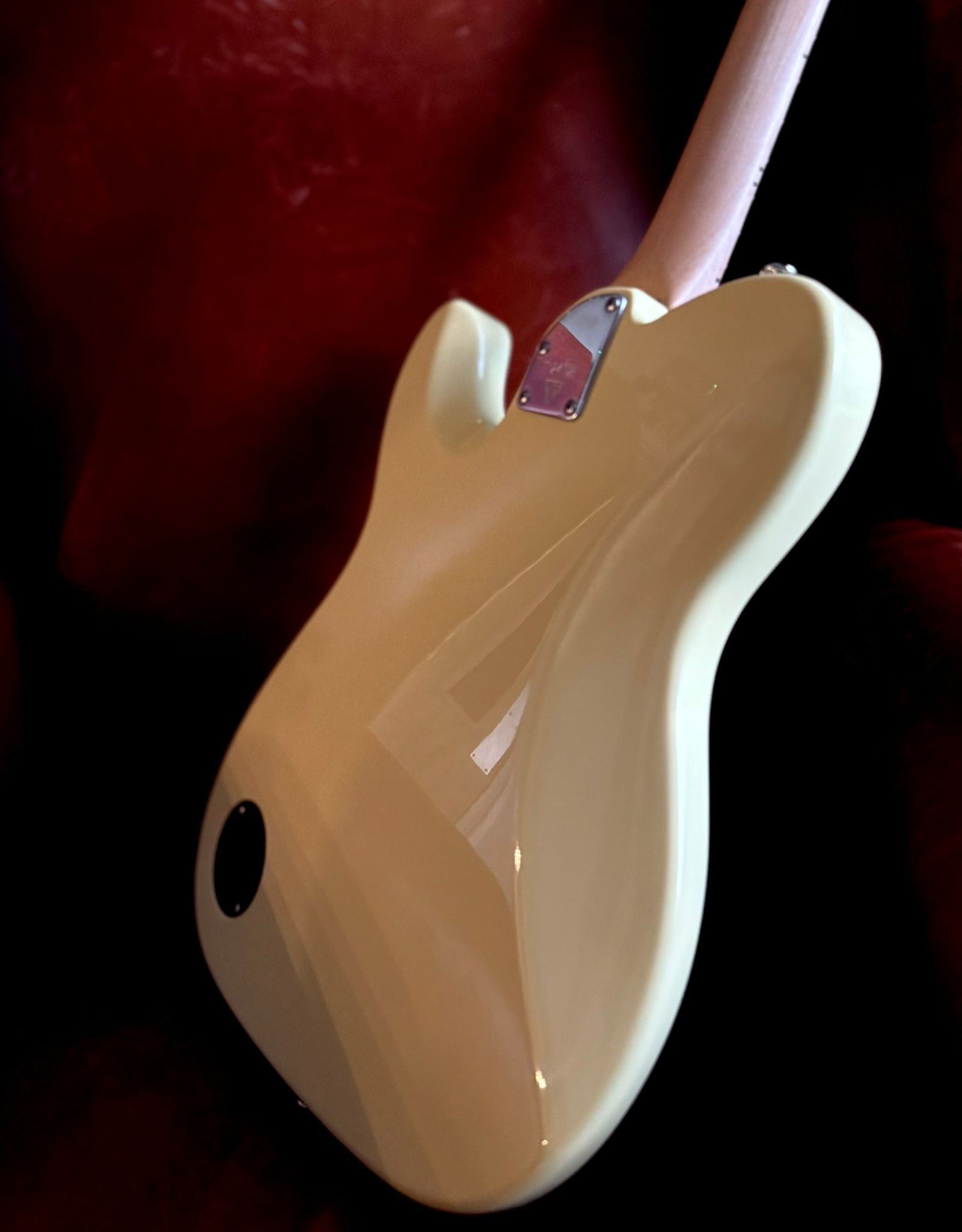 Valiant Titan Ginger Cream Gloss - Richards Guitars Of Stratford Upon Avon