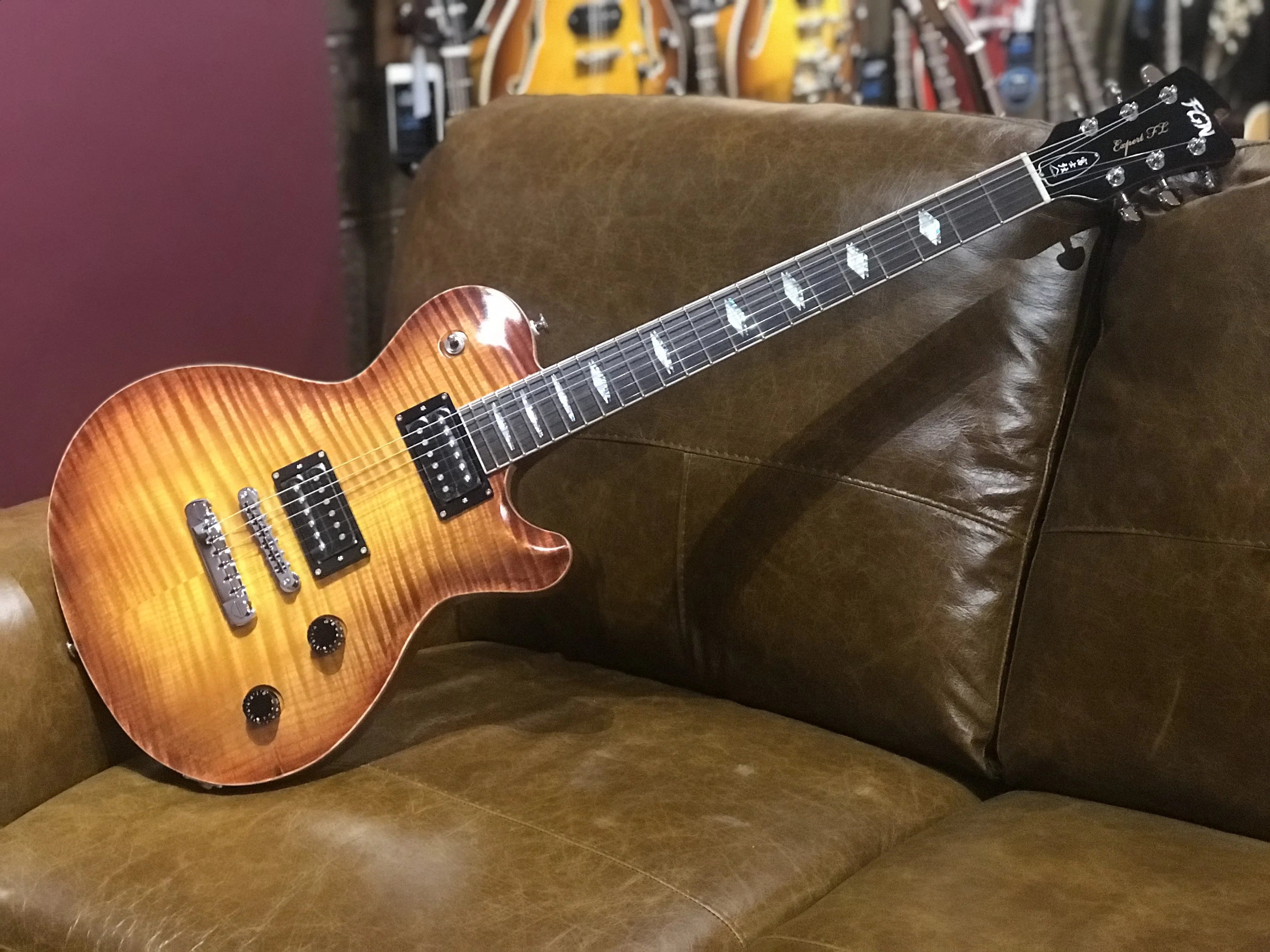 FGN Expert Flame, Chitarra elettrica, Violino Vintage (VV) EFLFMR Con custodia rigida, Chitarra elettrica in vendita presso Richards Guitars.
