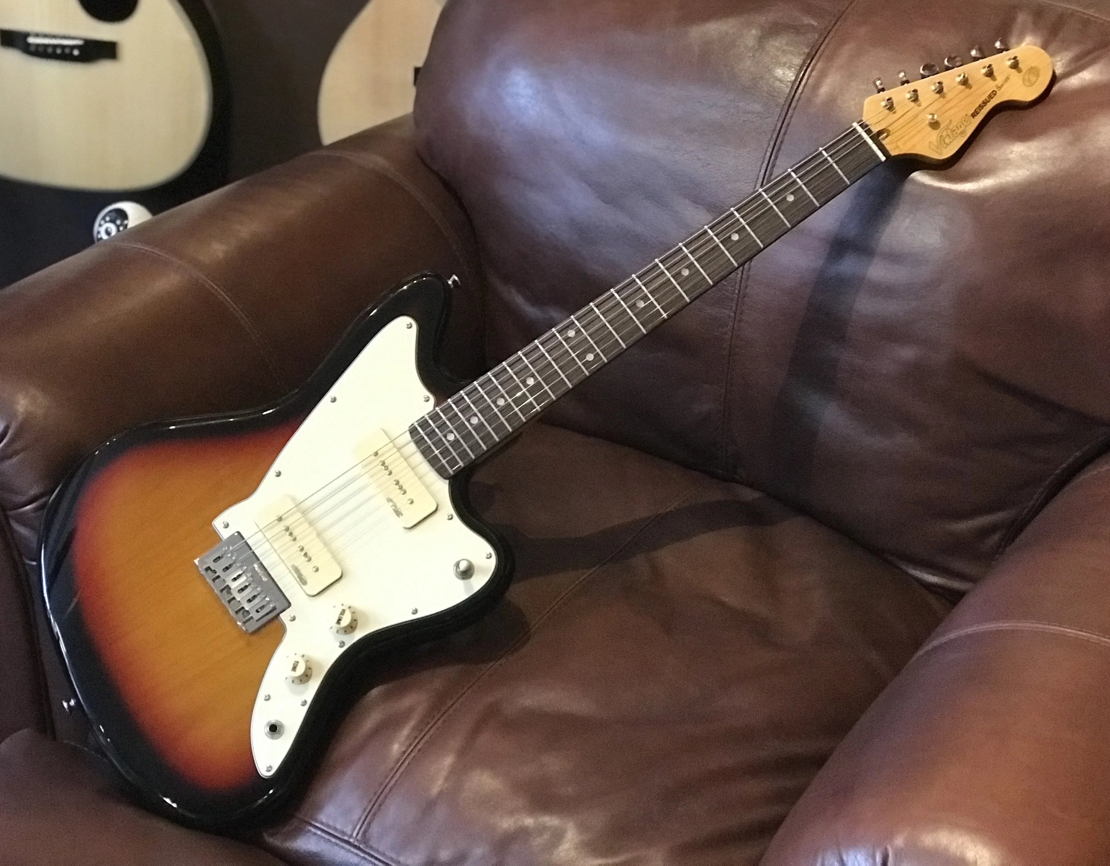 GUITARRA ELETTRICA VINTAGE V65H TSB REISSUED HARD TAIL ~ TOBACCO SUNBURST, Chitarra elettrica in vendita presso Richards Guitars.
