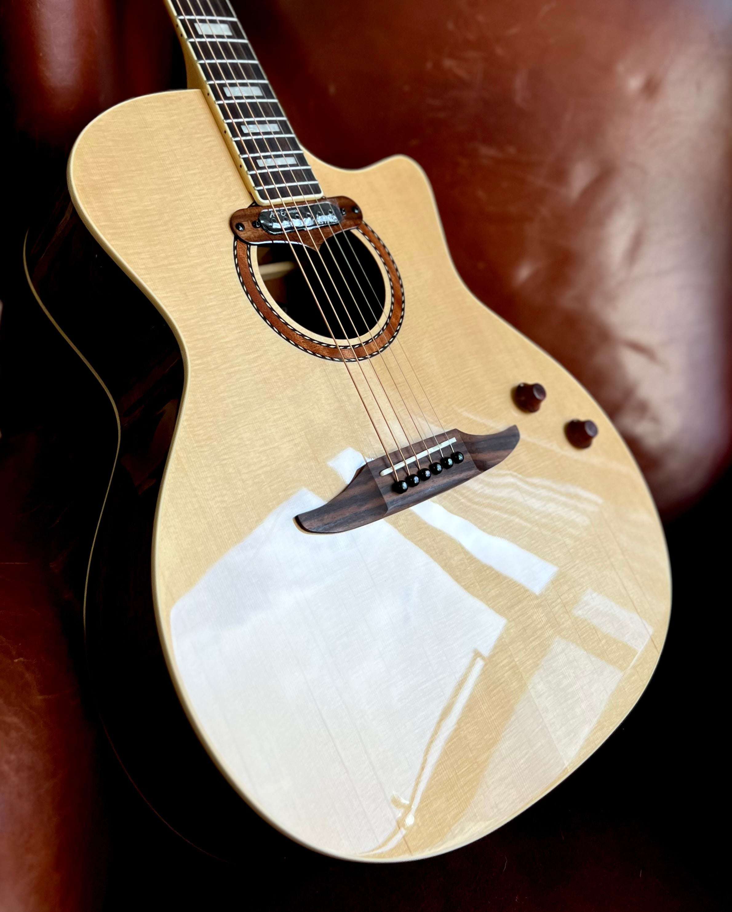 Chitarra elettroacustica vintage REVO ELEKTRA ~ Natural Silk, in vendita presso Richards Guitars.