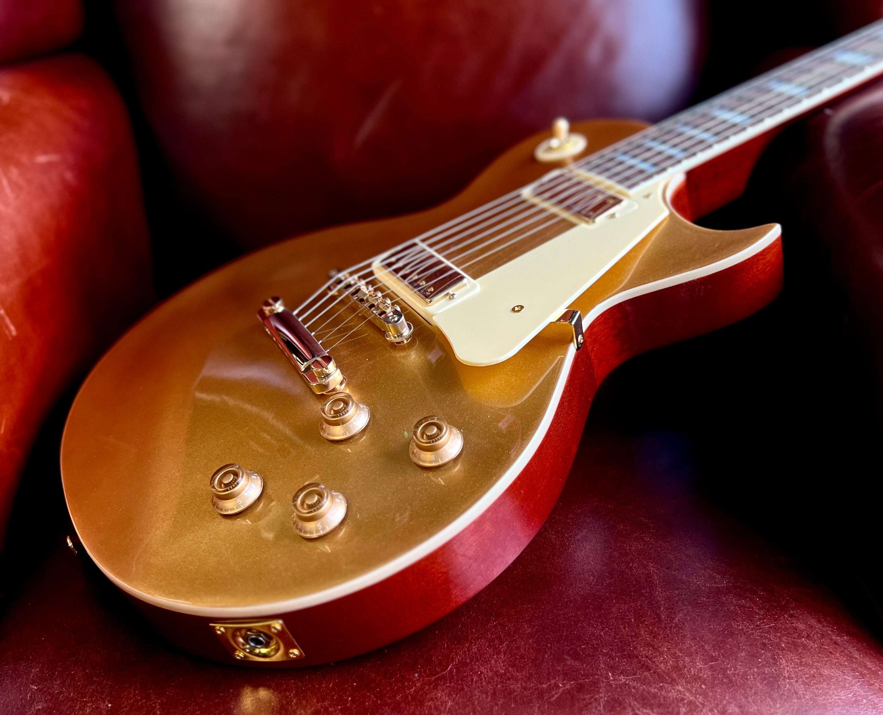 Vintage V100MGT Mini Double Coil ReIssued Electric Guitar ~ Gold Top, Chitarra elettrica in vendita su Richards Guitars.