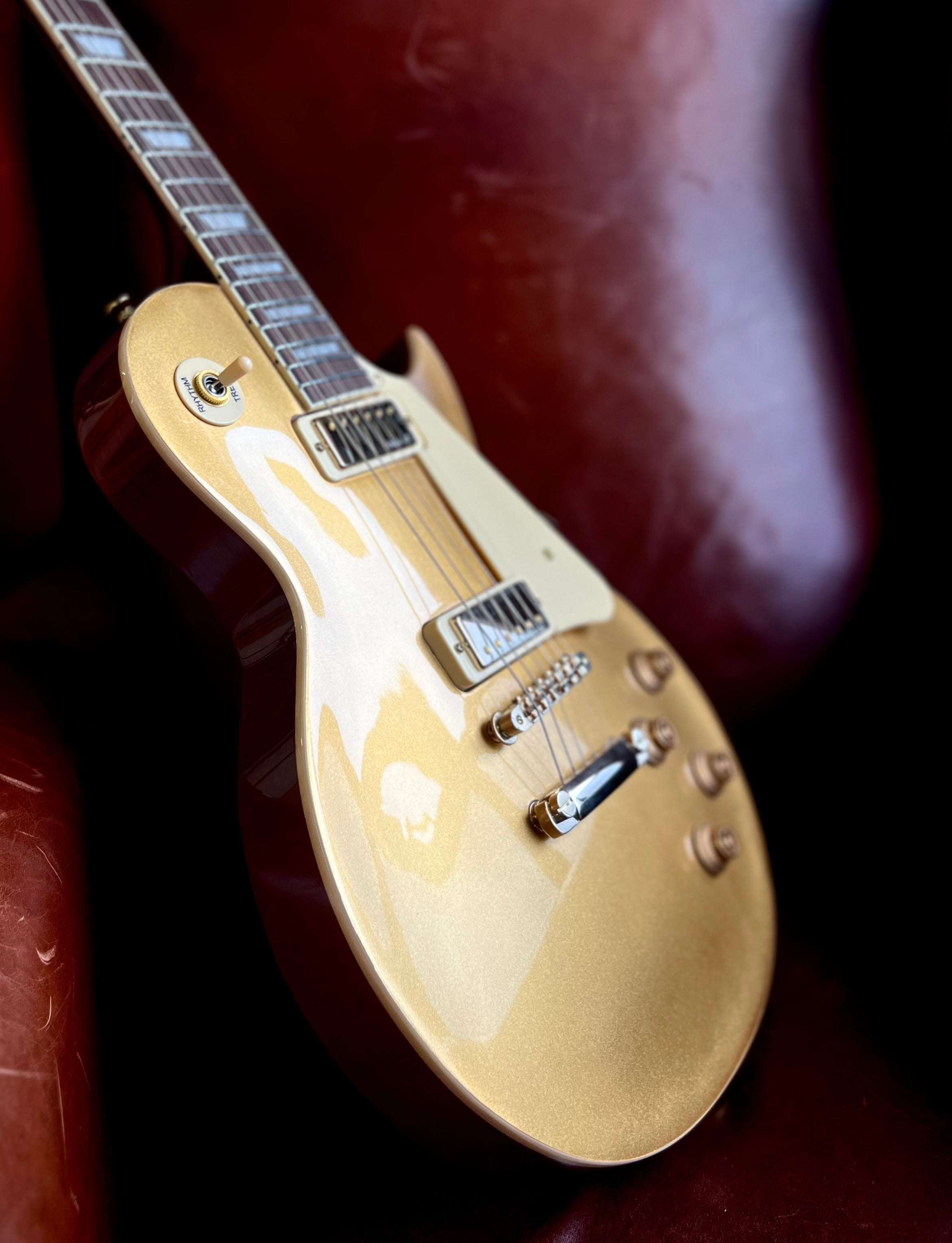 Vintage V100MGT Mini Double Coil ReIssued Electric Guitar ~ Gold Top, Chitarra elettrica in vendita su Richards Guitars.