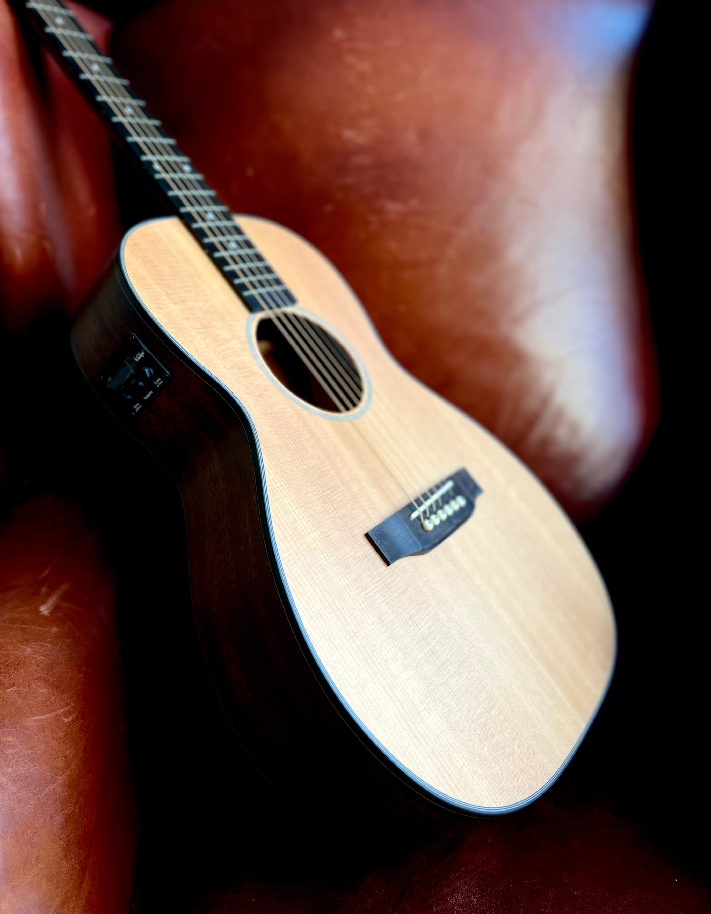 Chitarra elettroacustica vintage VE1800N Stage Series 'Parlour' ~ Naturale, Chitarra elettroacustica in vendita presso Richards Guitars.