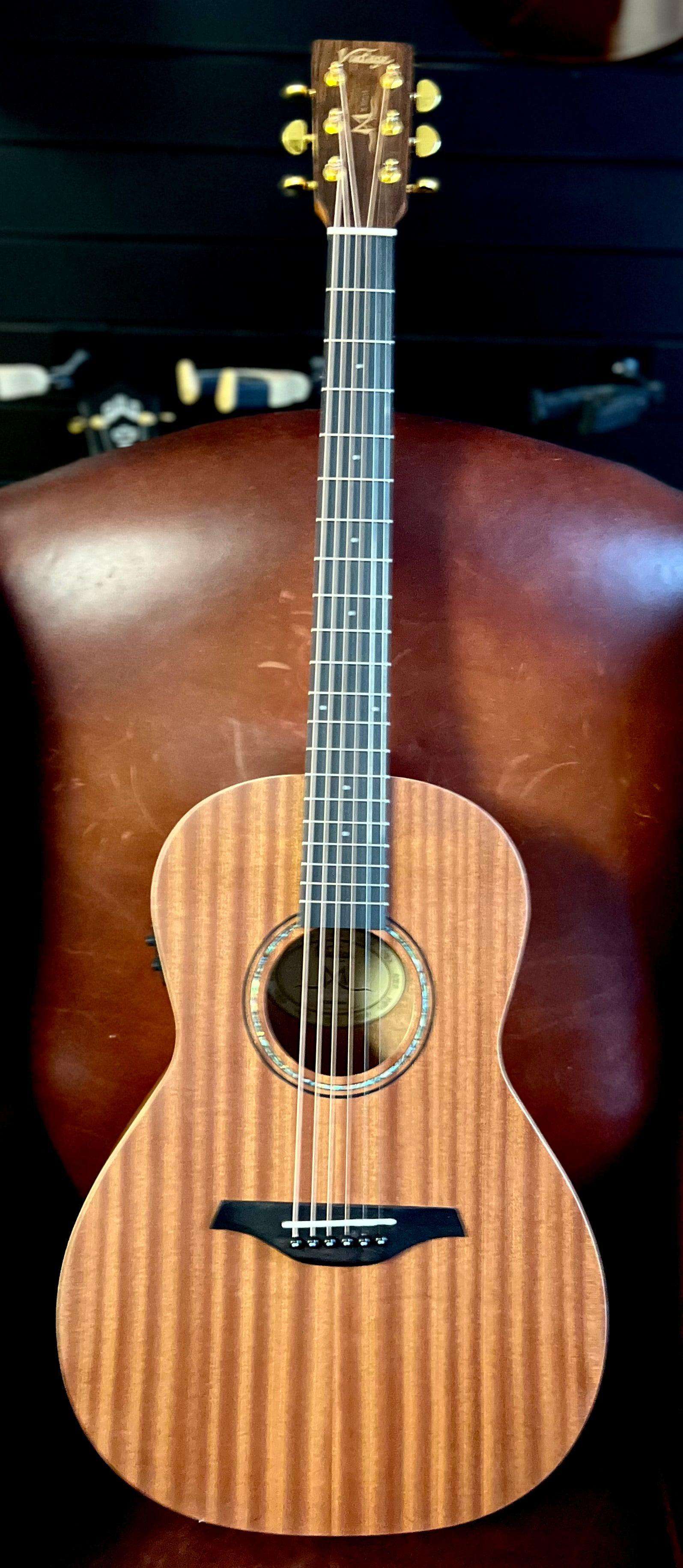 Chitarra elettroacustica vintage VE800MH Mahogany Series 'Parlour' ~ Mogano satinato, in vendita presso Richards Guitars.
