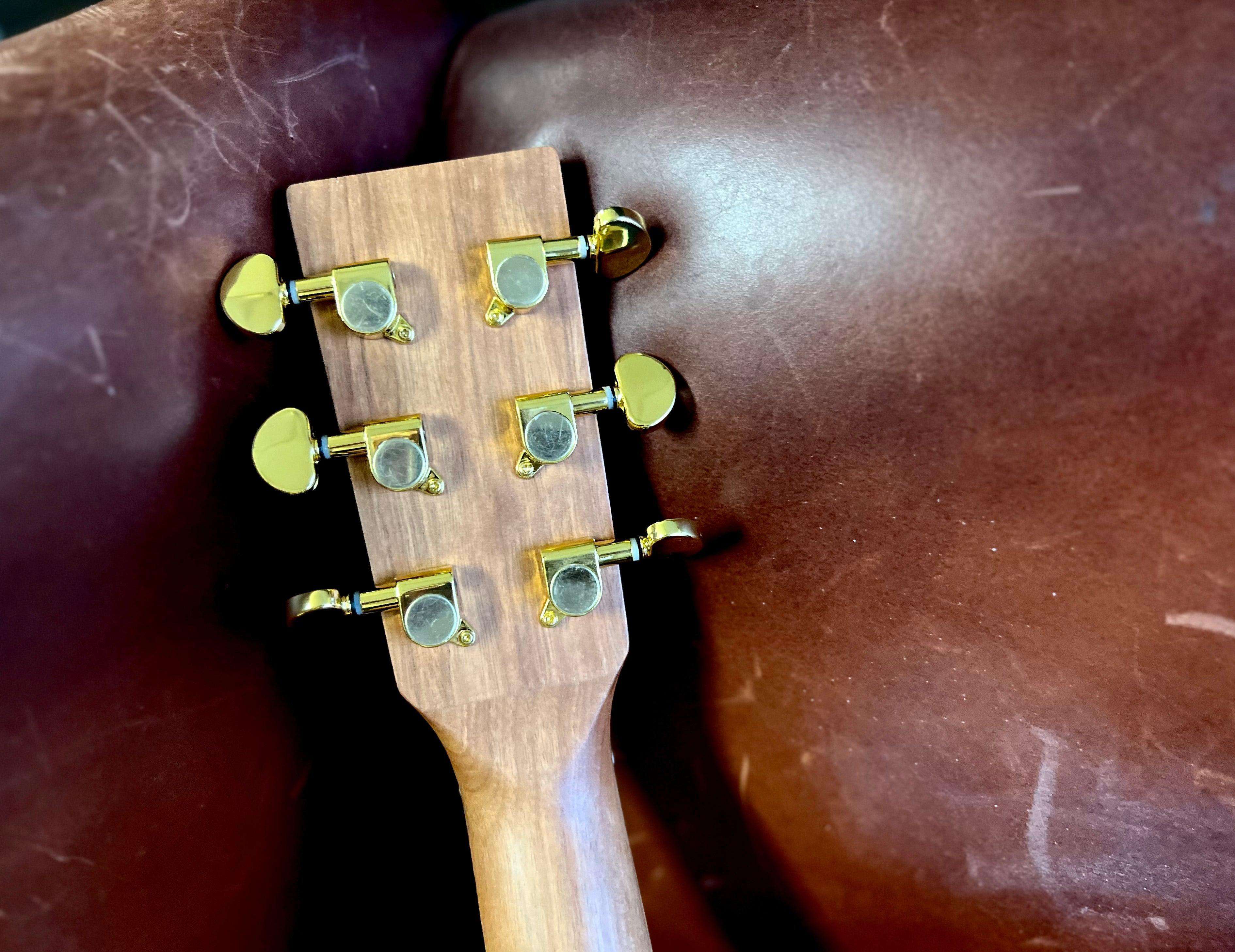 Chitarra elettroacustica vintage VE800MH Mahogany Series 'Parlour' ~ Mogano satinato, in vendita presso Richards Guitars.