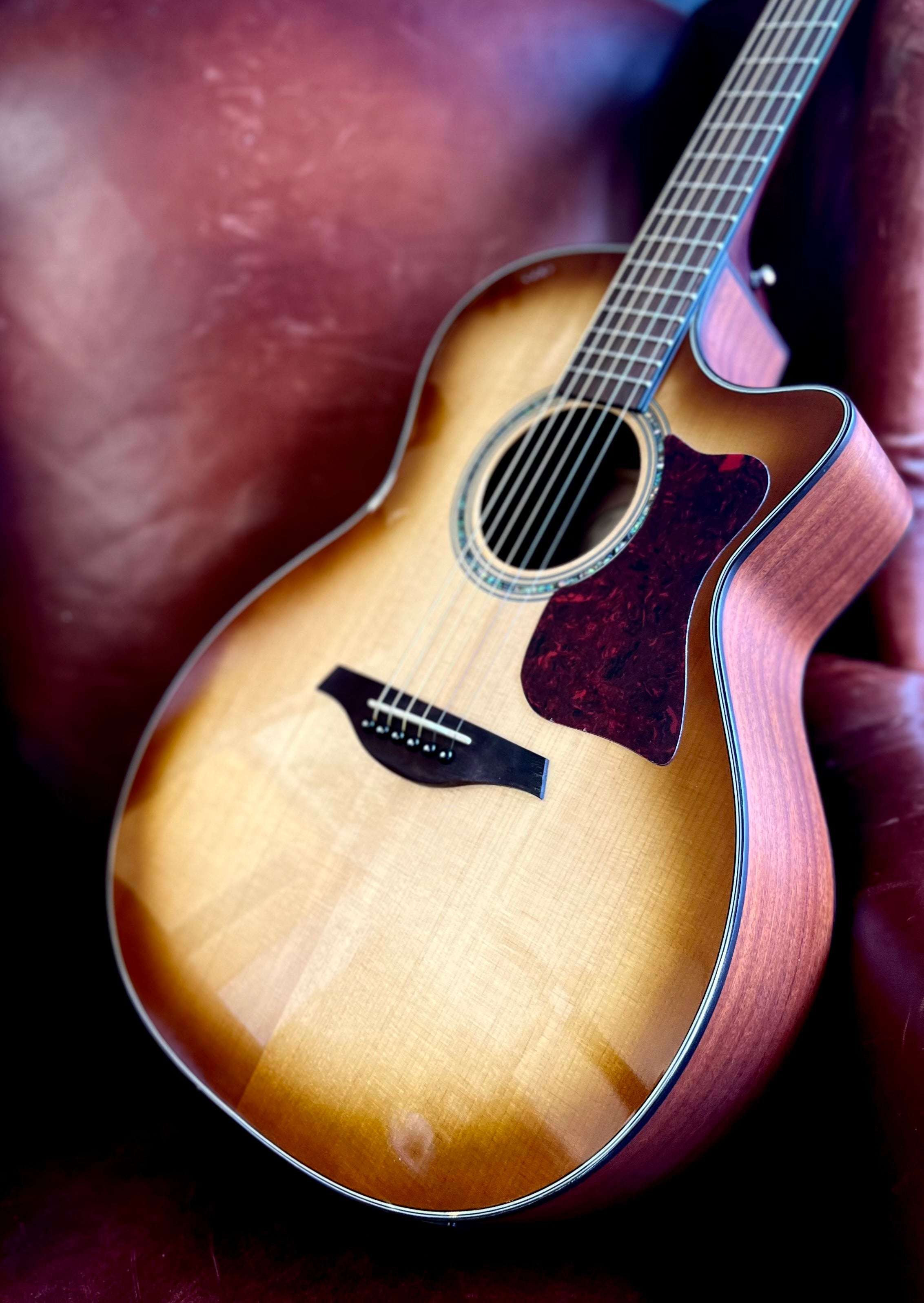 Vintage VGA990 Electro-Acoustic Sweetwater Guitar ~ Sunburst, Chitarra elettroacustica in vendita presso Richards Guitars.