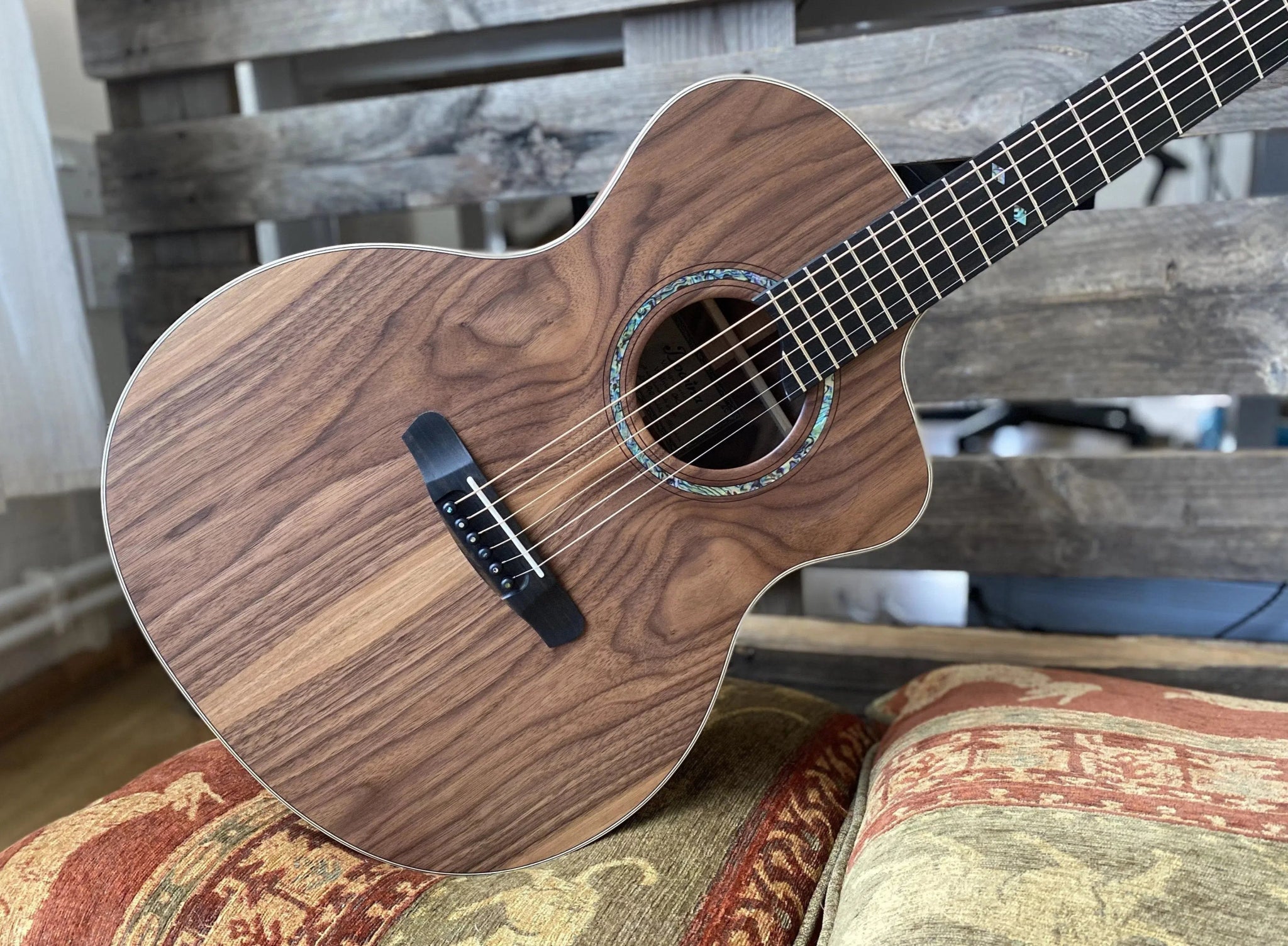 Dowina Walnut Tribute GAC - Richards Guitars Of Stratford Upon Avon