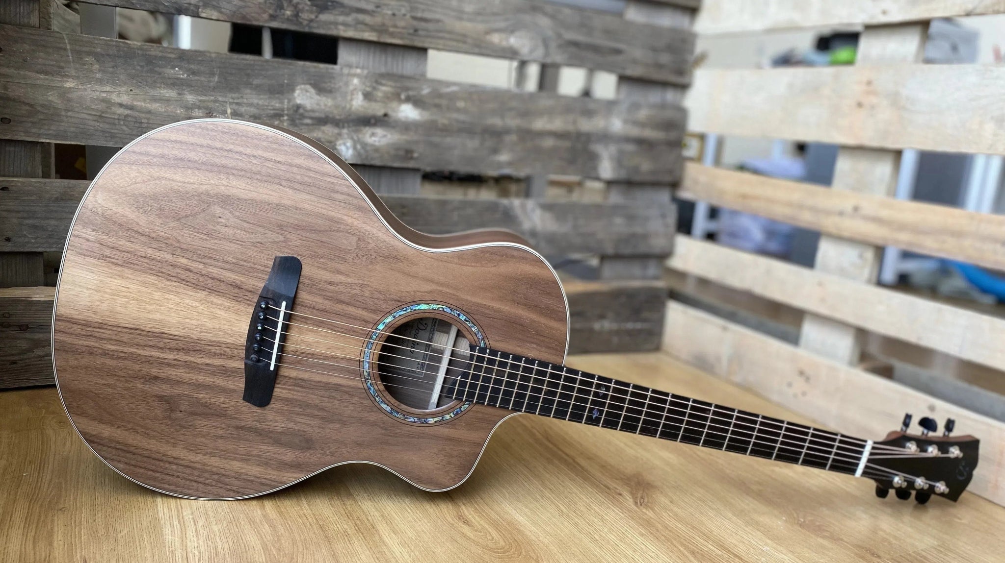 Dowina Walnut Tribute GAC - Richards Guitars Of Stratford Upon Avon