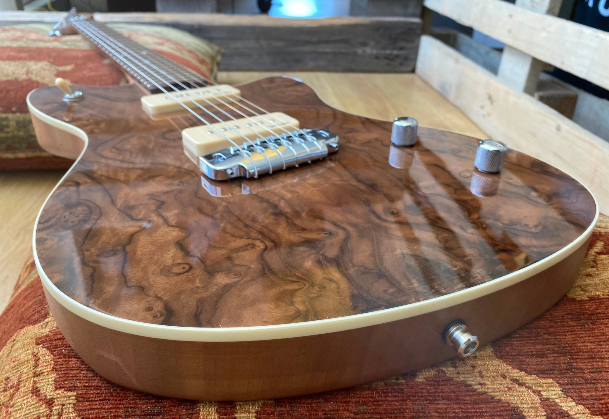 Gordon Smith Gatsby Deluxe Burled Walnut Custom - Richards Guitars Of Stratford Upon Avon