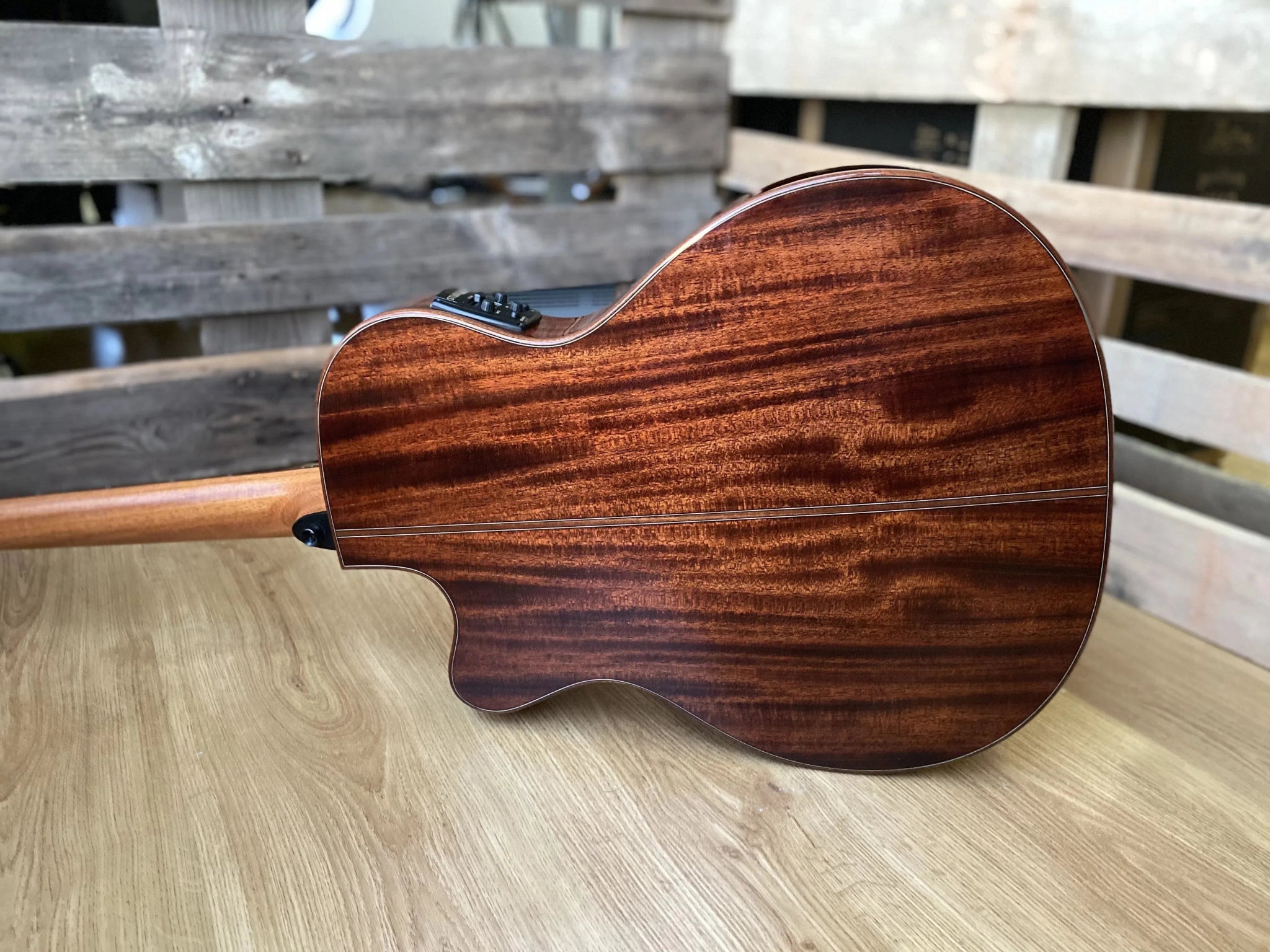 LAG TRAMONTANE 118 T118ASCE AUDITORIUM SLIM CUTAWAY ELECTRO - Richards Guitars Of Stratford Upon Avon