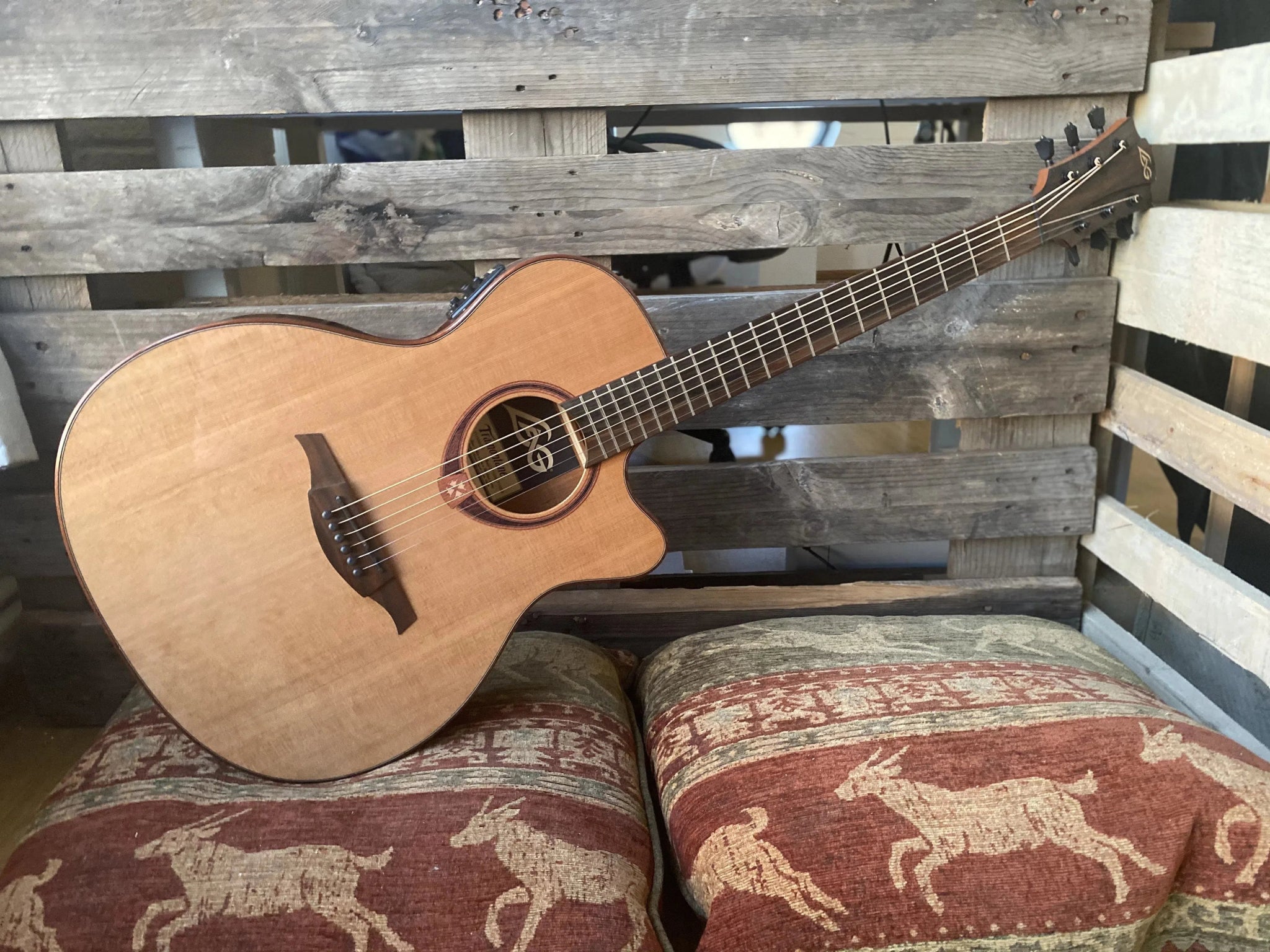 LAG TRAMONTANE 118 T118ASCE AUDITORIUM SLIM CUTAWAY ELECTRO - Richards Guitars Of Stratford Upon Avon