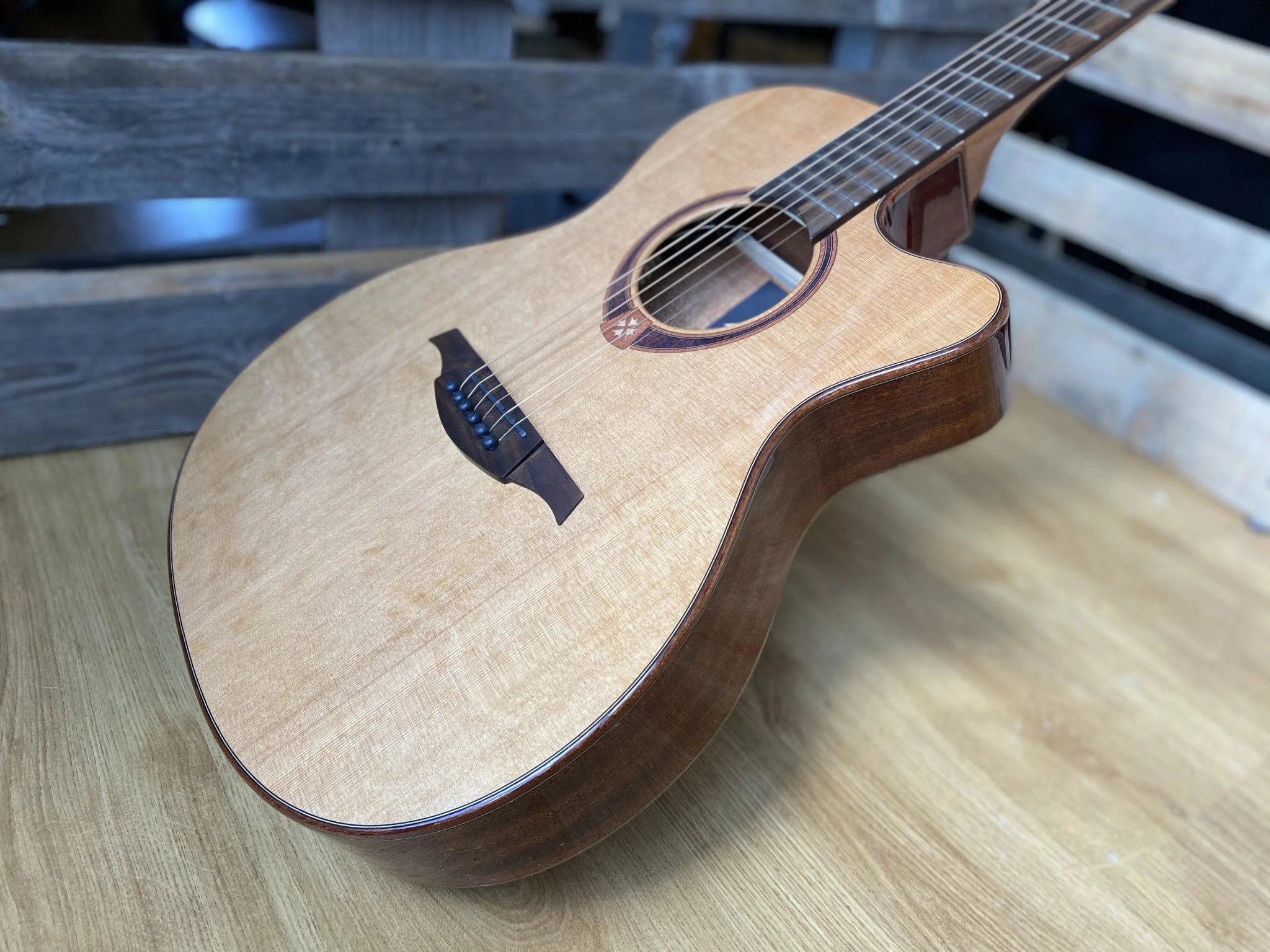 LAG TRAMONTANE 118 T118ASCE AUDITORIUM SLIM CUTAWAY ELECTRO - Richards Guitars Of Stratford Upon Avon