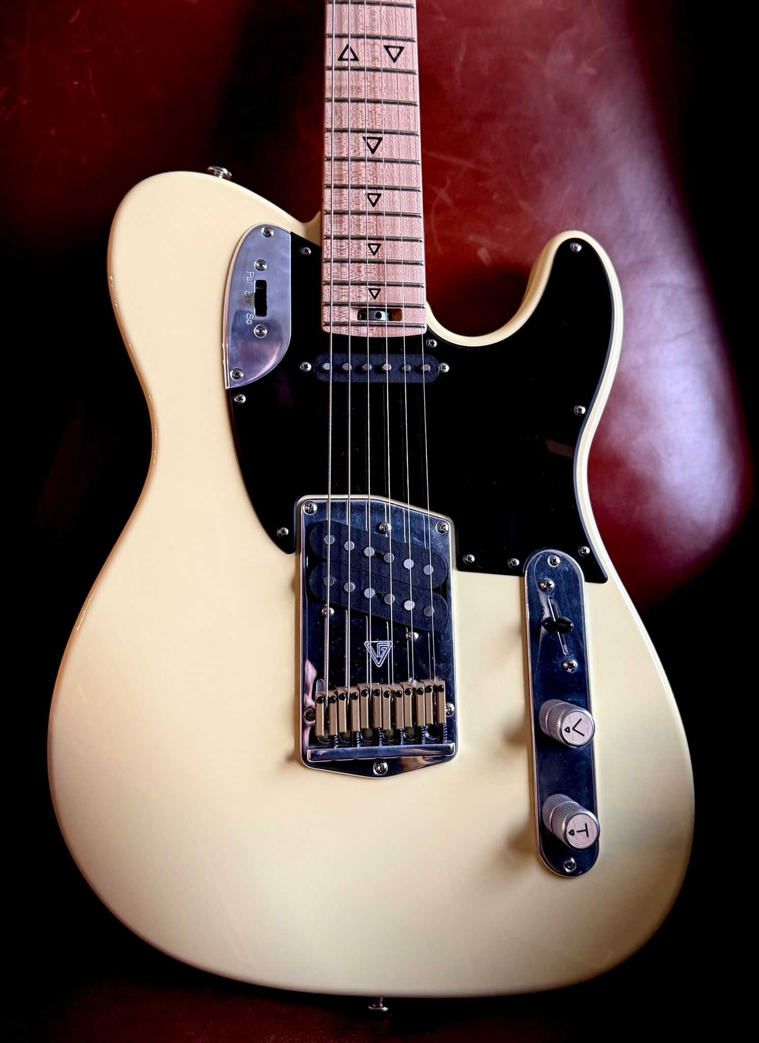Valiant Titan Ginger Cream Gloss - Richards Guitars Of Stratford Upon Avon