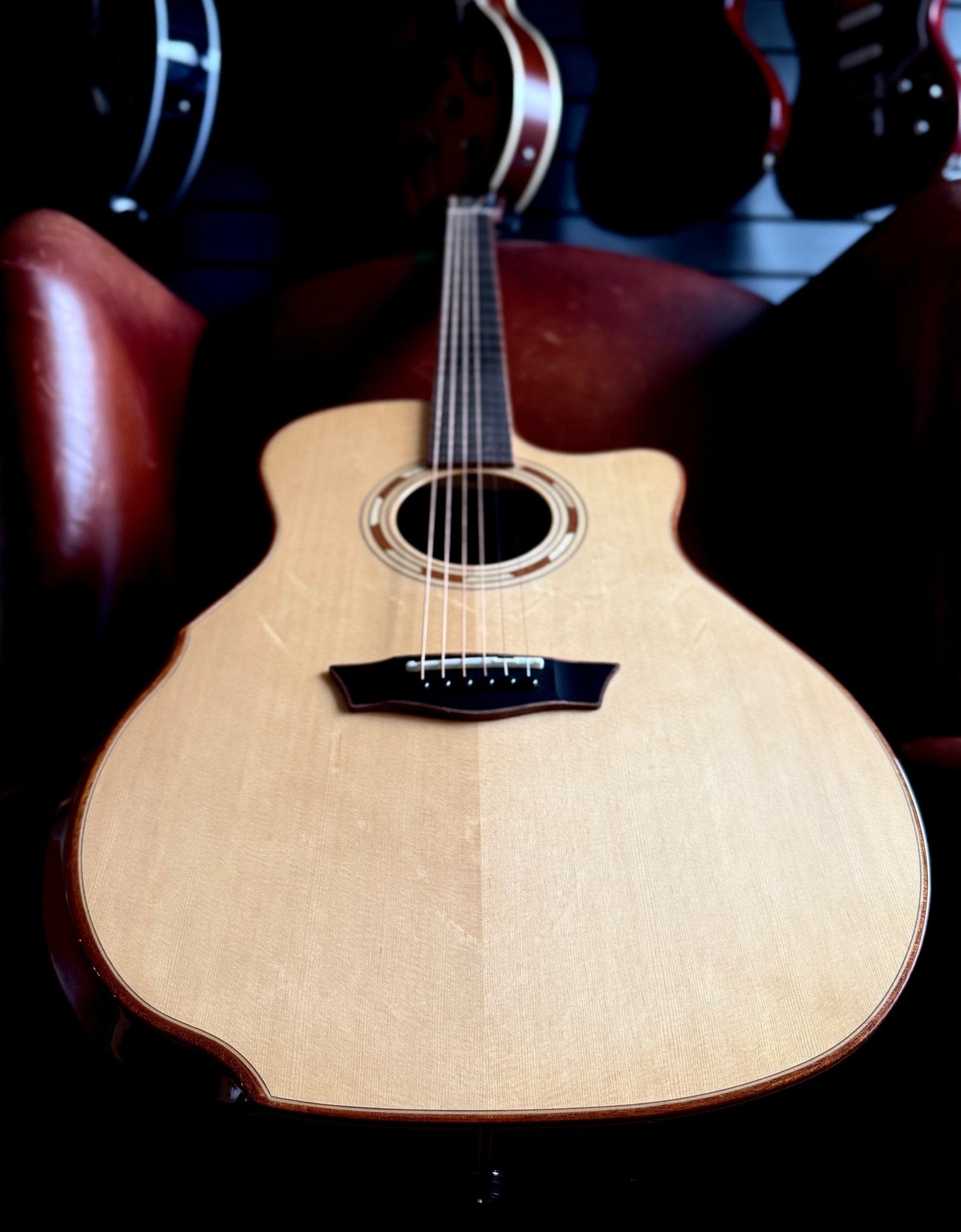 Washburn G25SCE w/CASE - Grand Auditorium - Natural Electro Acoustic Guitar - Richards Guitars Of Stratford Upon Avon